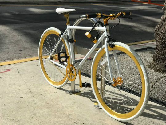 Route bike: White and golden colored. 29 rim.